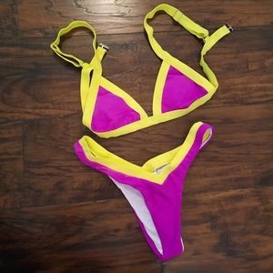 Hot bikini alert!